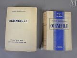 deux livres posés l'un à côté de l'autre sur une table