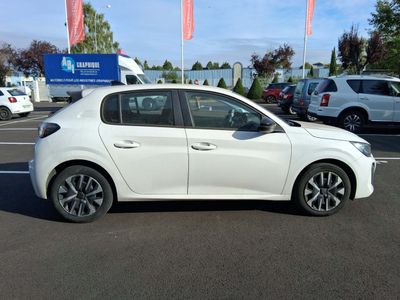 une voiture blanche garée dans un parking