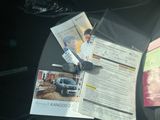 un tableau de bord de voiture sur lequel sont posés plusieurs papiers