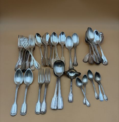 Ensemble de couverts en métal argenté Christofle modèle au filet 