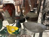 de nombreux vases et bols de toutes sortes exposés dans une vitrine