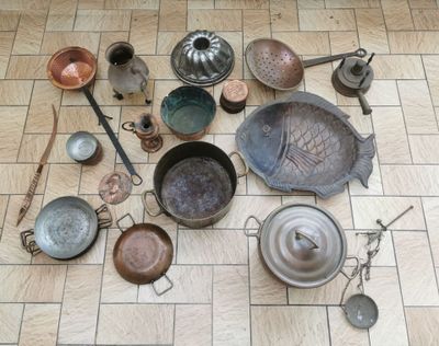 de nombreuses casseroles et poêles qui traînent par terre