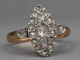 gros plan d'une bague en diamant sur une surface grise