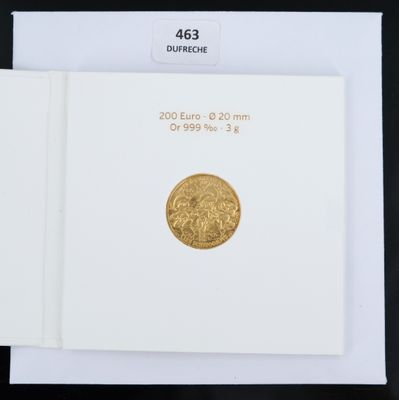 un gros plan sur une feuille de papier sur laquelle repose une pièce d'or