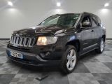 La Jeep Compass noire est garée dans une grande pièce.