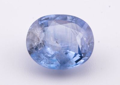 gros plan d'un saphir bleu sur une surface blanche