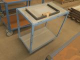 une table sur laquelle est posé un plateau, au milieu d'une pièce