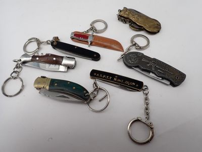 de nombreux modèles différents de porte-clés sur un fond blanc