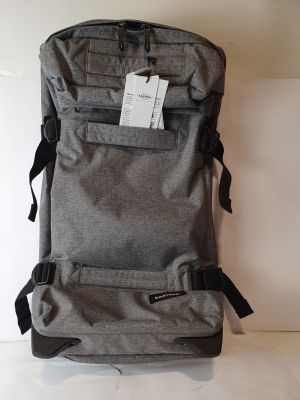 un sac à dos posé par terre