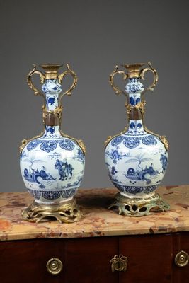 deux vases bleus et blancs posés sur une table en bois