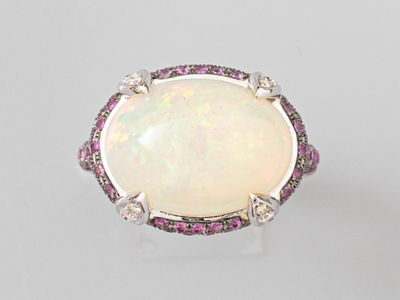 une bague en oplite et diamants, par van cleef