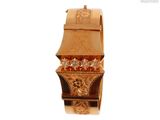 un bracelet en or orné d'une montre