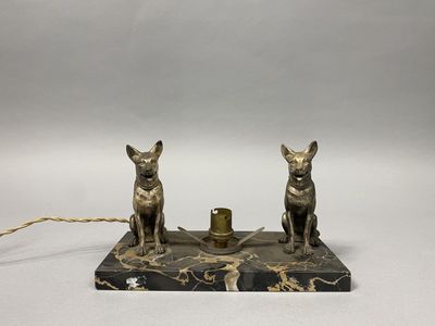 PERRINA (XXe) Lampe en régule patiné argenté représentant de…