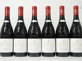 six bouteilles de vin rouge alignées