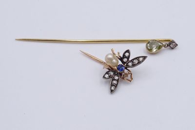 une image d'une broche en forme d'abeille ornée d'une perle et d'un diamant
