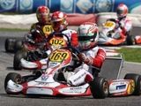 plusieurs personnes participant à une course de karting sur un circuit