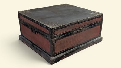 une petite boîte en bois avec un couvercle en cuir