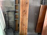 une planche de surf appuyée contre un mur dans un garage