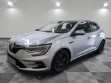 une voiture blanche est garée sur le sol à carreaux d'un garage