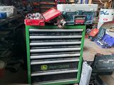 une armoire à outils verte et noire dans un garage