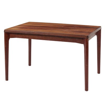 une image d'une table en bois sur fond blanc