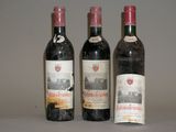 trois bouteilles de vin posées sur une table l'une à côté de l'autre