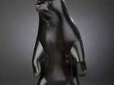 une sculpture en bronze représentant un ours debout sur ses pattes arrière