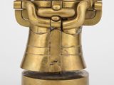 une image représentant une sculpture en or représentant deux mains qui se tiennent l'une l'autre