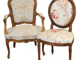 paire de fauteuils en bois sculpté de style Louis XVI