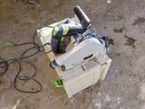une petite machine posée sur le sol