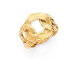 gros plan d'une bague en or sur fond blanc