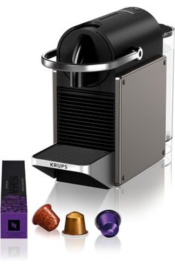 un gros plan d'une machine à café avec une tasse de café à côté