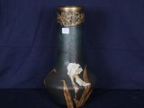 un vase noir orné d'une image représentant une femme