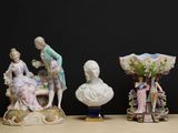 trois figurines assises sur une table