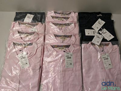 quatre chemises à rayures roses et noires pour homme exposées dans un magasin