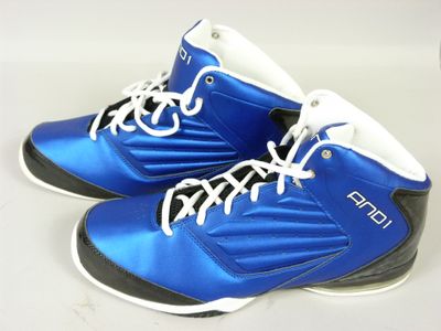 des chaussures de basket bleues et noires avec des lacets blancs sur un fond blanc