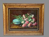un tableau représentant des fleurs dans un bol bleu posé sur une table
