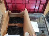 une personne qui montre du doigt une boîte à outils contenant des outils