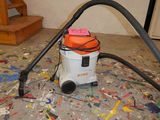 une photo d'un aspirateur dans une pièce en désordre