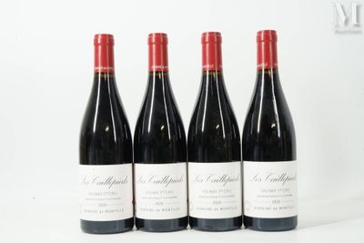 trois bouteilles de vin rouge posées sur une table blanche