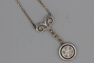 gros plan d'un collier avec un diamant sur une chaîne