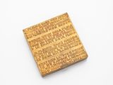 une image représentant une petite boîte en bois sur laquelle figurent des inscriptions