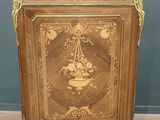une petite armoire ornée d'un motif