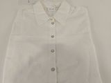 La chemise est blanche et possède un col boutonné.