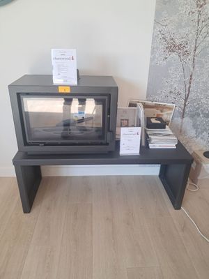 un micro-ondes posé sur une table dans un salon
