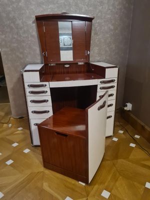 un petit bureau surmonté d'un miroir