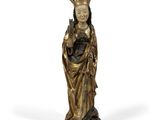une statue représentant une femme coiffée d'une couronne