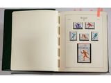 un livre ouvert avec des timbres sur une table