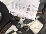 un vélo posé par terre avec une étiquette de prix