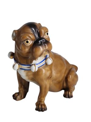 une figurine représentant un chien portant un collier